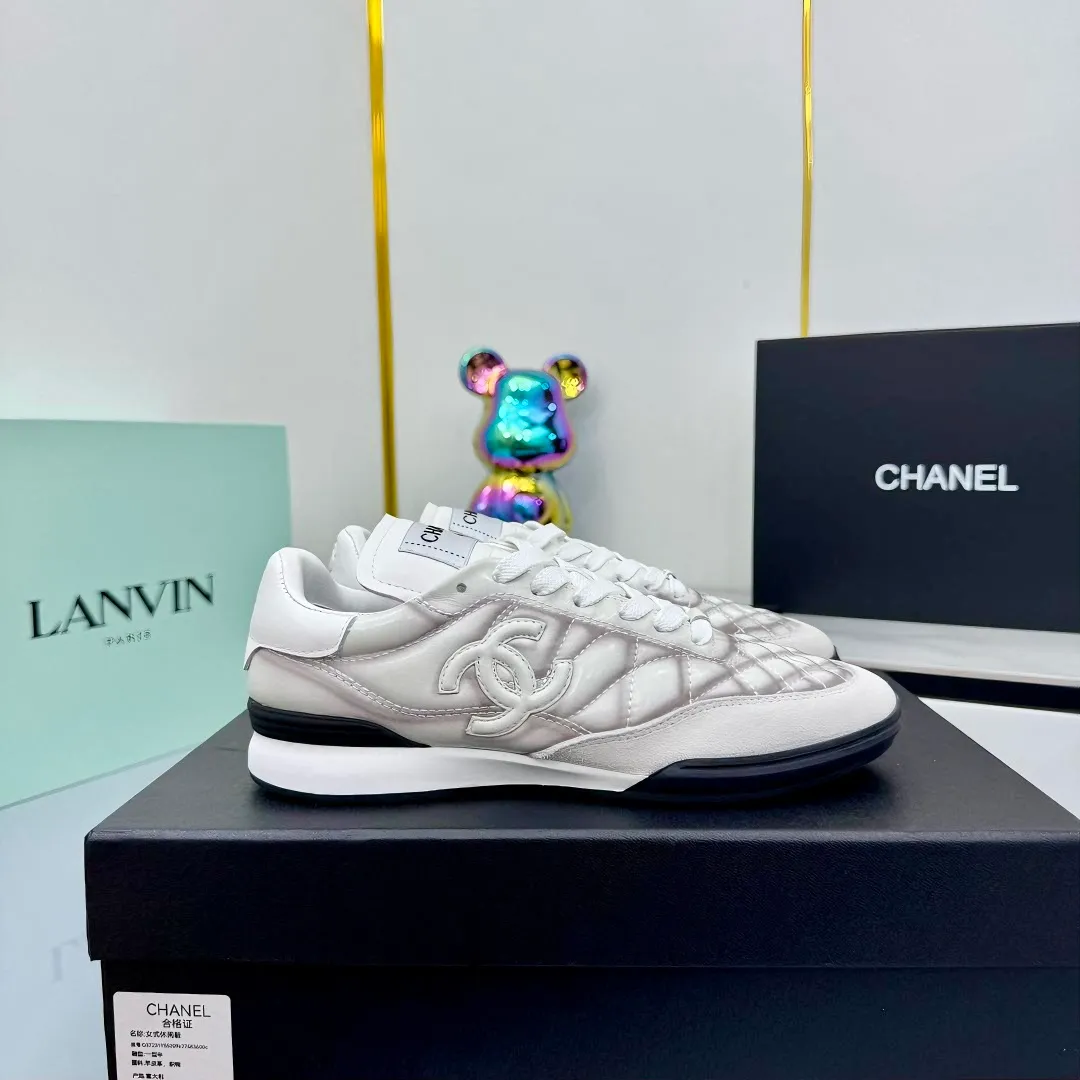 👟👟Ex-factory price 640👟👟 Top version Chanel Chanel - 2025 counter top casual sports shoes This sneaker is a classic design; the upper is electro-embroidered with a variety of techniques; the outsole is fashionable and sporty; it is unusual to incorporate a variety of color matching elements... The diversified mix and match is very beautiful and versatile, and can be used for leisure, fashion, sports and outdoor... ꫛꫀꪝ Go➫ Material: ❶The upper is made of: original cowhide ❷The inner lining is made of: original imported sheepskin ❸The outsole is based on: original TPU combination outsole Full set of boutique packaging for women 35–41 👉